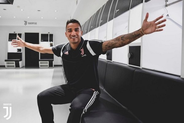 دانيلو بغرفة ملابس اليوفي - Danilo in Allianz Stadium