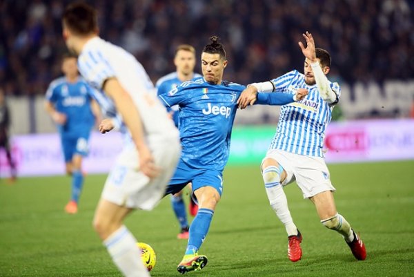 كريستيانو رونالدو يسدد في مباراة يوفنتوس و سبال - Ronaldo shot in Spal Juventus