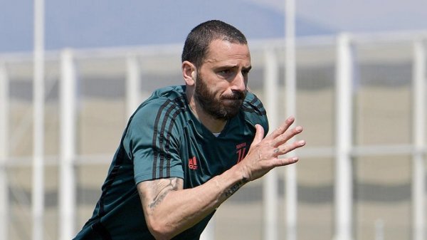 بونوتشي في تدريب اليوفنتوس في مايو 2020 - Bonucci during Juventus training in may 2020
