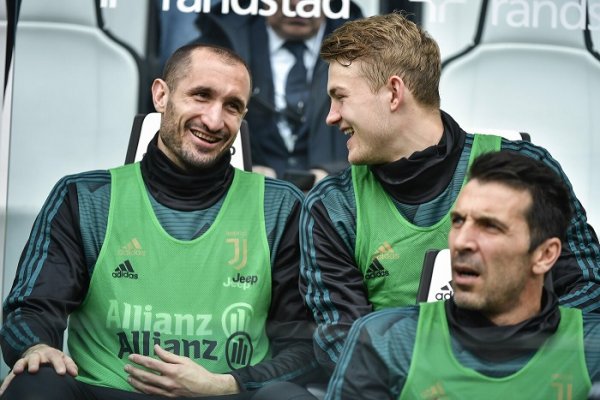 ابتسامة كيليني مع دي ليخت بالدكة في لقاء اليوفي بريشيا - Chiellini smile with de Ligt in Juve bench