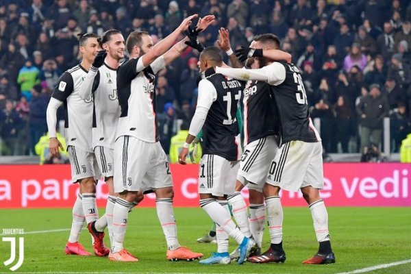 بينتانكور يحتفل مع زملائه بهدف اليوفي ضد روما - Bentancur celebrates after goal vs Roma