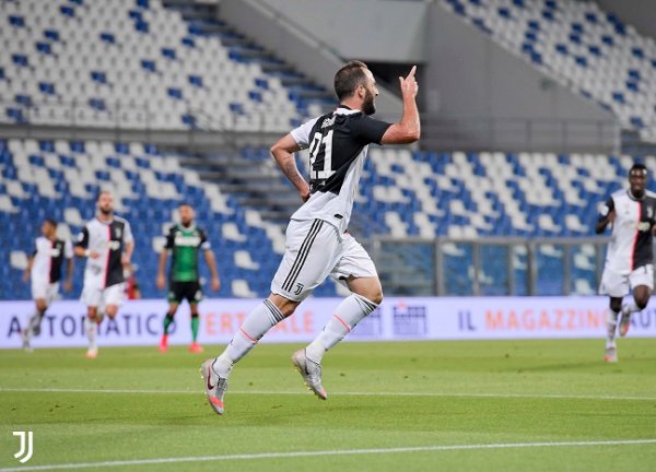 هيغوين يحتفل بهدفه في مباراة ساسولو يوفنتوس - Higuain celebrates after scoring a goal in Sassuolo Juventus match