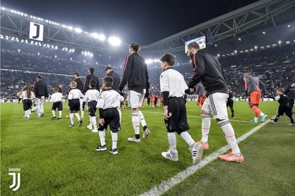 دخول لاعبي اليوفنتوس و ادينيزي - Juventus & Udinese enter Allianz Stadium