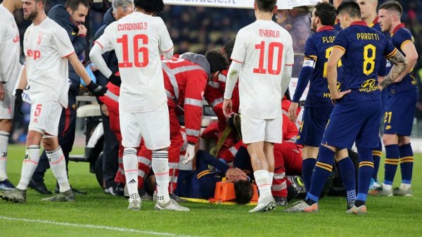 لاعبي اليوفي و روما يتابعون المصاب زانيولو - Zaniolo injury in RomaJuve