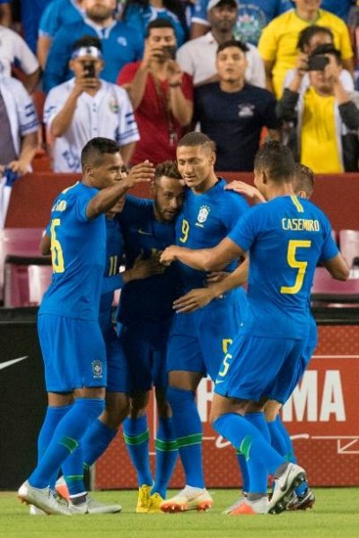 اليكس ساندرو يحتفل مع نيمار - Alex Sandro celebrates with Neymar