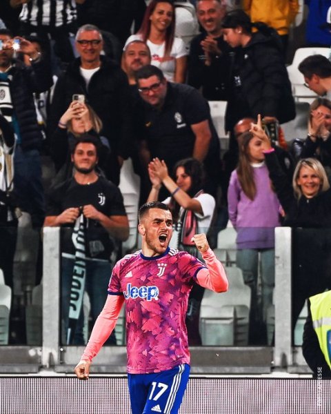 كوستيتش يحتفل بهدفه في مباراة يوفنتوس بولونيا - Kostic celebrates after the goal during Juventus Bologna match