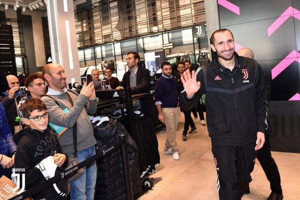 كيليني في متجر اليوفنتوس - Chiellini visits Juventus Store