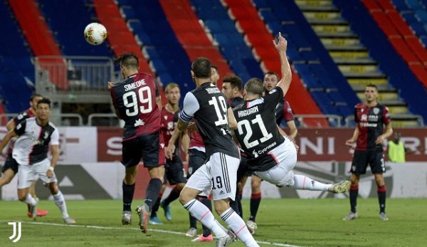 تسديدة هيغوين في مباراة كالياري يوفنتوس - Higuain shot during Cagliari Juve match