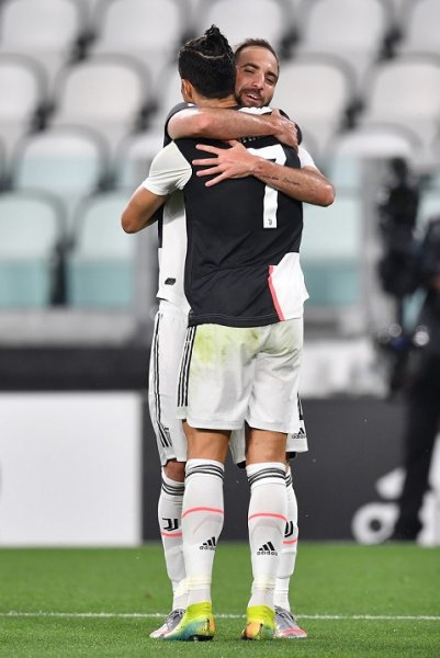 هيغوين يحتفل بهدفه مع رونالدو في مباراة يوفنتوس و ليتشي - Higuain celebrates after scoring a goal with Ronaldo during Juventus Lecce match