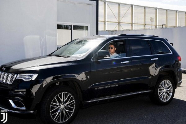 ديبالا يصل لتدريبات اليوفي بسيارته - Dybala arrives by his car to Juve training