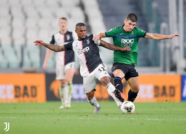 دوغلاس كوستا ضد مالينوفسكي خلال مباراة يوفنتوس ضد اتالانتا - Douglas Costa Vs Malinovskyi during Juventus Atalanta match