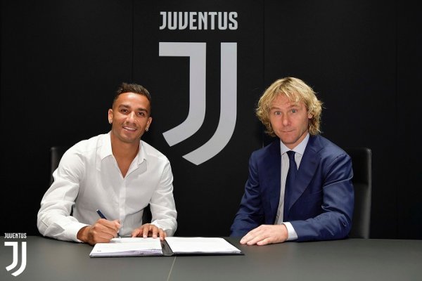 دانيلو بجانب نيدفيد يوقع لليوفي - Danilo signs for Juventus