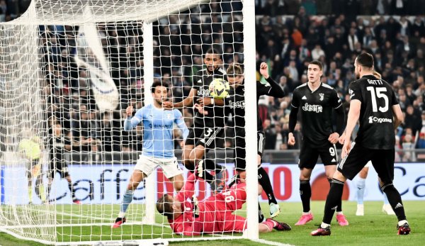ادريان رابيو يسجل هدف خلال مباراة يوفنتوس ضد لاتسيو 2023 - Adrien Rabiot scores a goal during Juventus match Vs Lazio