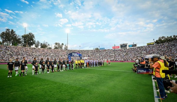 بحضور أكثر من 93 ألف متفرج , فريقي يوفنتوس و ريال مدريد - Juventus & Real Madrid in Rose Bowl stadium