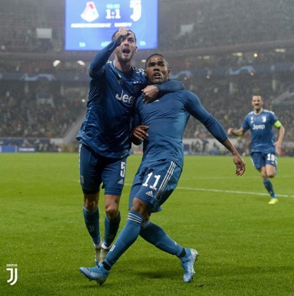 دوغلاس كوستا يحتفل بهدفه مع بيانيتش - Douglas Costa celebrates with Pjanic