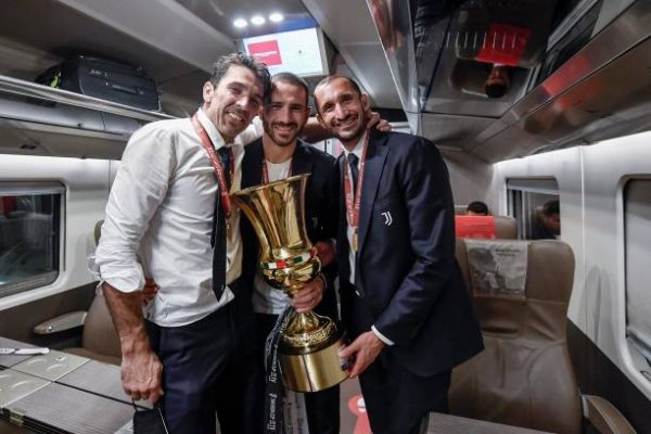 بوفون يحتفل مع بونوتشي و كيليني في لقب كوبا ايطاليا 2021 - Buffon celebrates with Bonucci & Chiellini