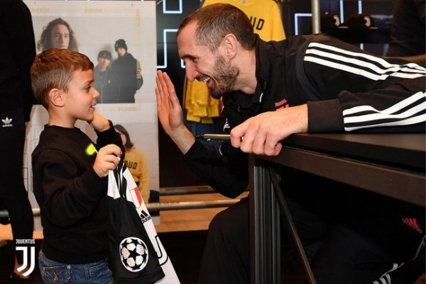 كيليني يصور مع مشجع اليوفي الصغير - Chiellini with junior juve fan