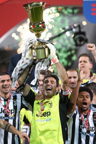 بوفون يرفع لقب كاس ايطاليا 2021 لـ اليوفي - Buffon celebrates with Coppa Italia for Juventus