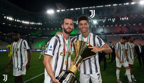 بيانيتش و كريستيانو رونالدو خلال احتفالات يوفنتوس بلقب الدوري الايطالي - Pjanic & Cristiano Ronaldo during Juventus celebration for Scudetto 2020