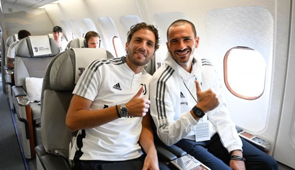 بونوتشي و لوكاتيلي في طائرة اليوفنتوس المتجهة لـ دالاس - Bonucci & Locatelli in Juventus plane to travel to Dallas