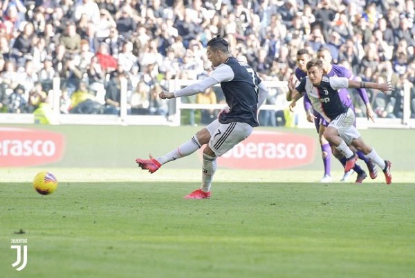 رونالدو يسجل من ركلة الجزاء في لقاء يوفنتوس فيورنتينا - C Ronaldo scores from Pk in Juventus Fiorentina match