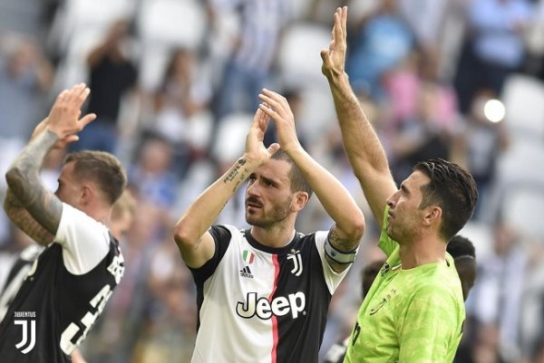 بوفون بونوتشي بيرنارديسكي يحيون جمهور اليوفي - Buffon & Bonucci & Bernardeschi salute Fans 