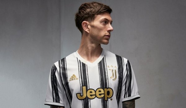 بيرنارديسكي مع عرض قميص اليوفي الأساسي 2020-2021 - Bernardeschi with Juventus home kit
