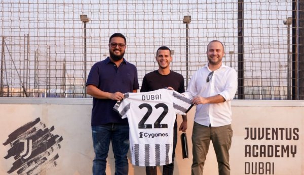 جيوفينكو يزور اكاديمية يوفنتوس في دبي- Giovinco visits Juventus Academy in Dubai