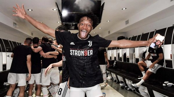 كوادرادو في فرحة اليوفنتوس بعد ضمان نيل الدوري الايطالي 2020 - Cuadrado during Juventus celebration after secured Scudetto 38