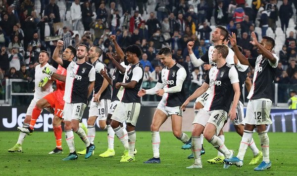 تحية لاعبي اليوفي للجمهور بعد الفوز - Juventus players salute fans