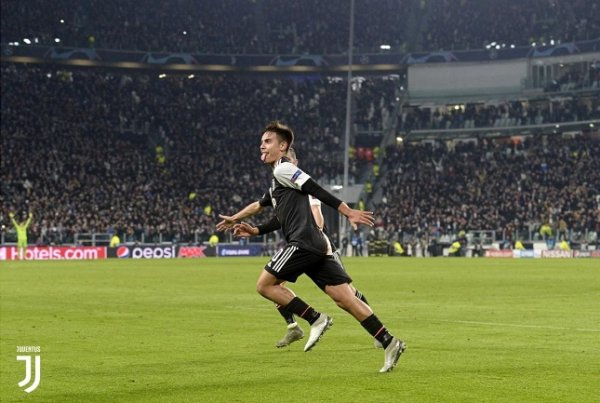 ديبالا يحتفل بهدفه - Dybala celebrates after scored Free Kick