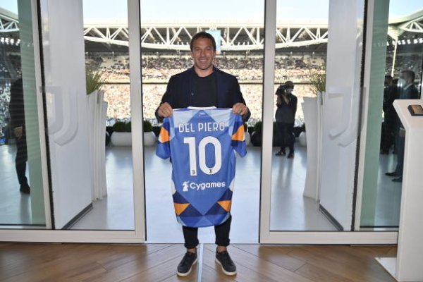 ديل بييرو مع قميص اليوفنتوس الأزرق بالرقم 10 - Del Piero visits Allianz Stadium & holds current Juventus kit 