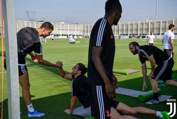 رونالدو يصافح رابيو - Ronaldo shake hands with Rabiot