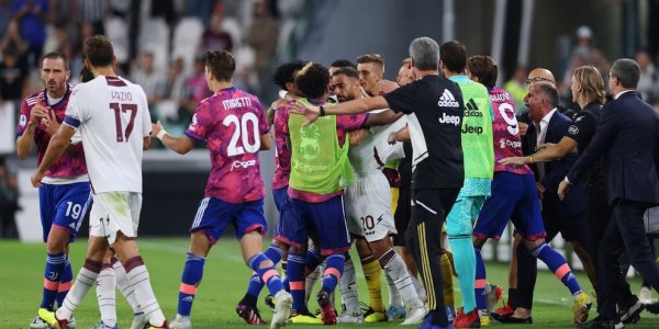 تشابك اللاعبين في مباراة يوفنتوس ساليرنيتانا - Players in chaos during Juventus Salernitana match