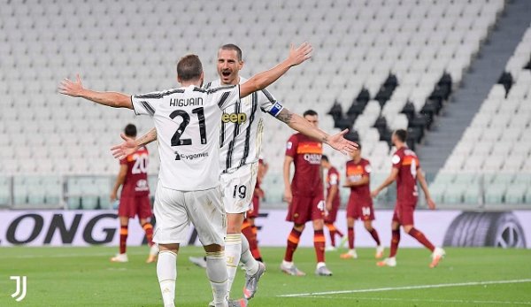 هيغوين يحتفل بهدفه مع بونوتشي خلال مباراة يوفنتوس روما - Higuain celebrates with Bonucci during Juventus Roma match