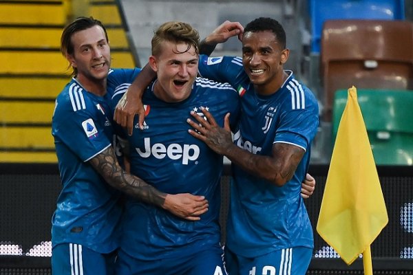 دي ليخت يحتفل بهدفه مع بيرنارديسكي و دانيلو خلال مباراة اودينيزي يوفنتوس - de ligt celebrates after the goal with Danilo & Bernardeschi during Udinese Juventus match