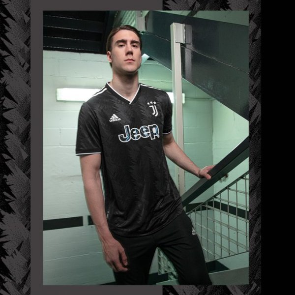 فلاهوفيتش بقميص يوفنتوس الثاني 2022-2023 Vlahovic in Juventus Away kit