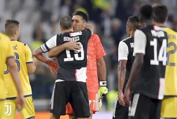 بوفون يحتفل بالفوز مع بوفون - Buffon celebrates with LB19 after Victory