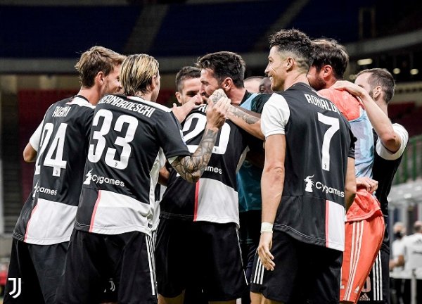 احتفال رابيو بهدفه مع زملائه خلال مباراة ميلان يوفنتوس - Rabiot celebrates after scoring a goal during Milan Juve match