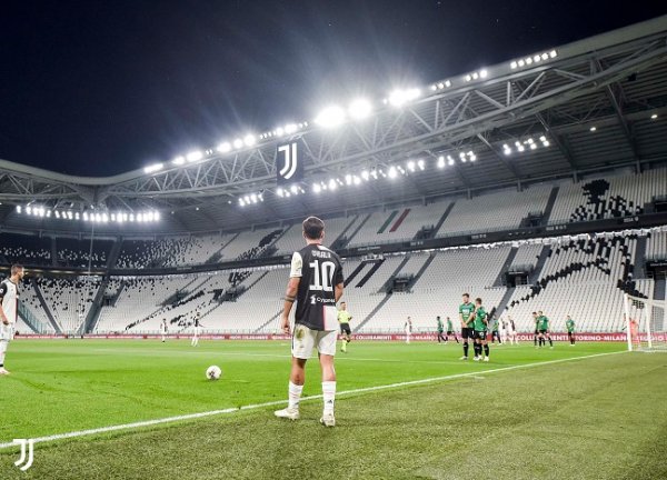 ديبالا و بينتانكور خلال مباراة يوفنتوس ضد اتالانتا - Dybala & Bentancur during Juventus Atalanta match