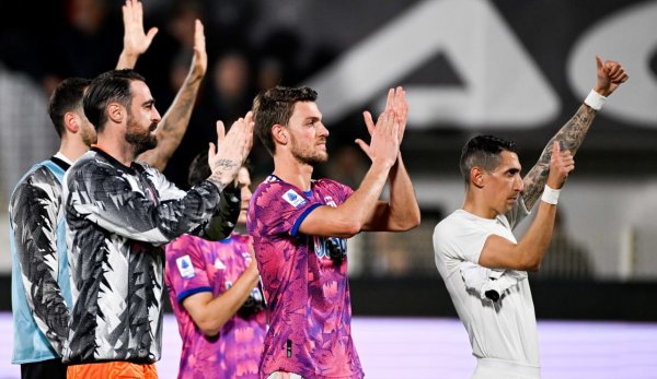 لاعبي يوفنتوس يحيون الجماهير بعد الفوز ضد سبيزيا 2023 - Juventus players salute the fans after winning Vs Spezia