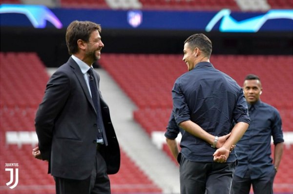 اندريا انييلي يضحك مع رونالدو - Andrea Agnelli smiles with Cristiano Ronaldo 