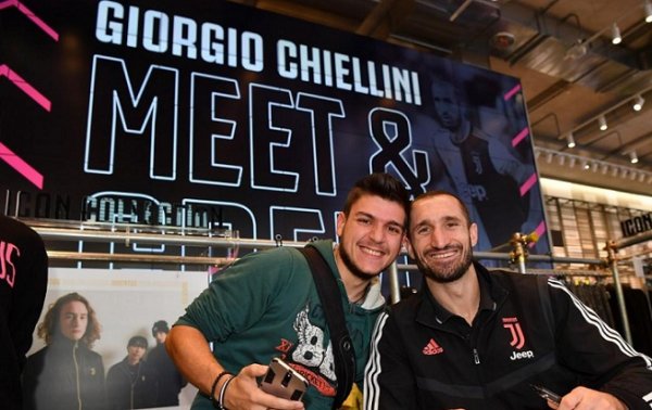 كيليني يصور مع مشجع اليوفي - Chiellini with junior fan