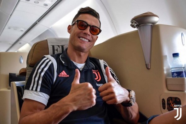 ابتسامة كريستيانو رونالدو بالطائرة - Cristiano Ronaldo smiles