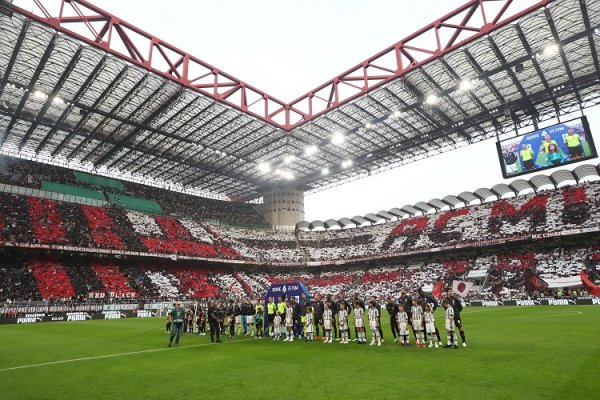 فريقي يوفنتوس و ميلان يدخلون السان سيرو قبل المباراة - Juventus and Ac Milan teams enter San Siro