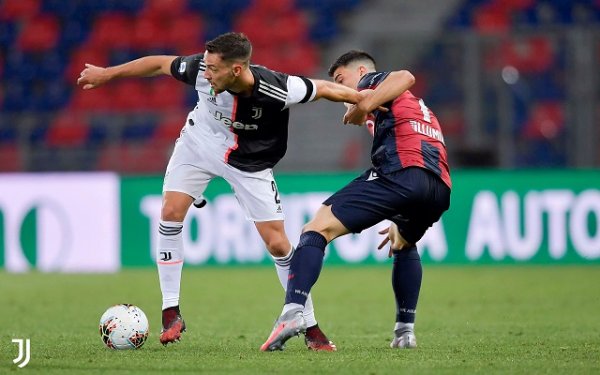 اورسوليني و دي تشيليو في مباراة بولونيا يوفنتوس - Orsolini & De Sciglio during Bologna Juventus match