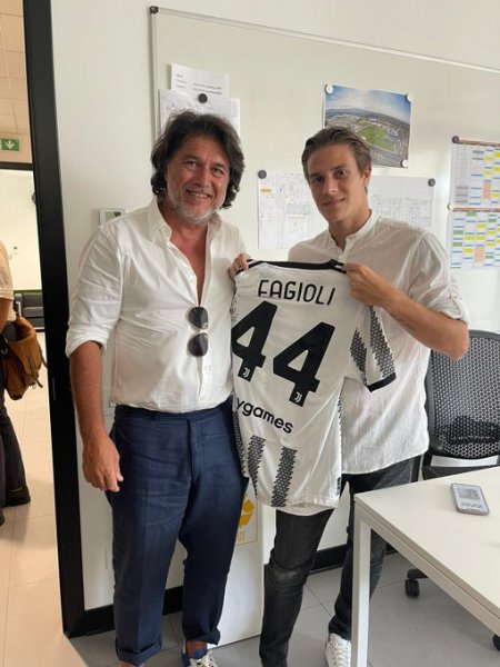 فاجيولي مع وكيله داميكو خلال تجديد عقده مع اليوفي - Fagioli with his Agent Andrea D'amico & renews with Juventus 