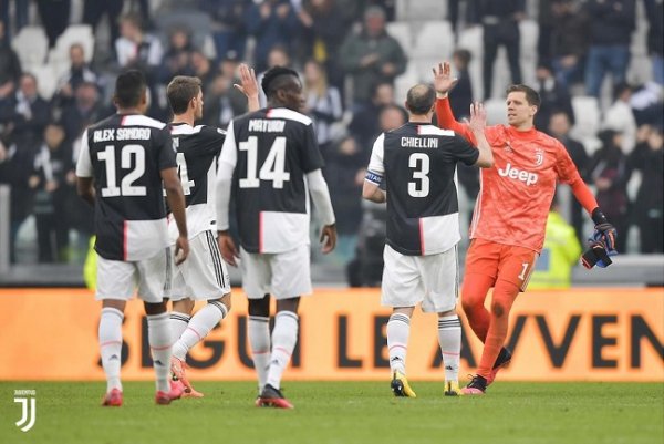 لاعبي اليوفي يحتفلون بالفوز ضد بريشيا - Juve players celebrates after beating Brescia