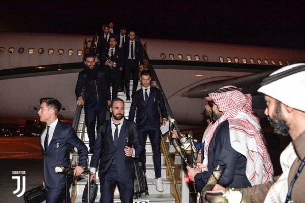 لاعبي اليوفي ينزلون من الطائرة للرياض - Juventus arriving Saudi Arabia