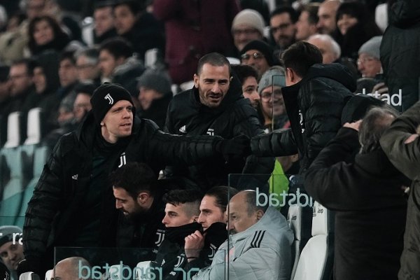 تشيزني و بونوتشي يصافحون ديبالا بعد التبديل - Bonucci & Szczesny shake hands with Dybala